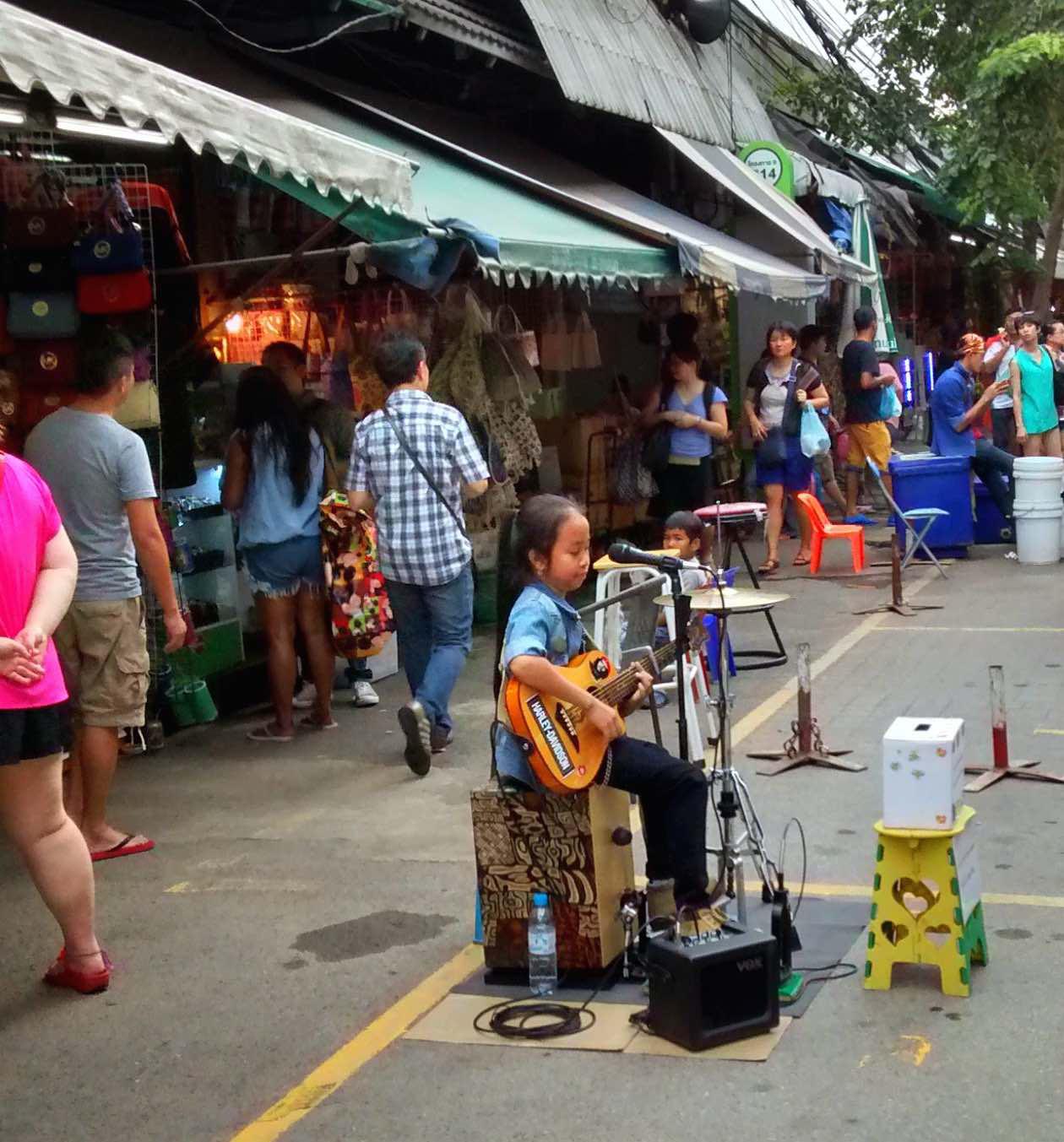 Уличный музыкант на рынке Чатучак