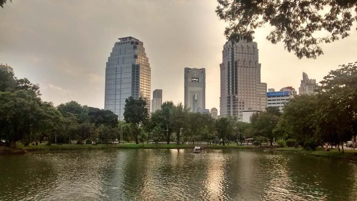 Вид на деловой район Бангкока из парка Люмпини