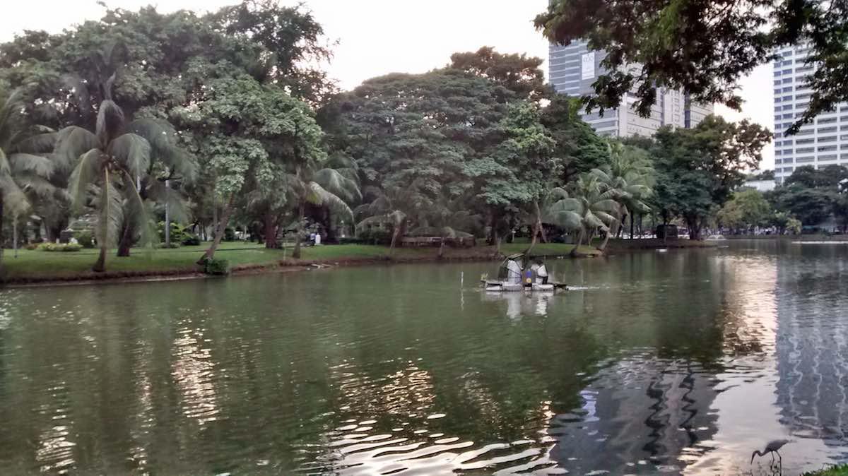 Озеро в парке Люмпини в Бангкоке